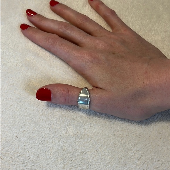 Elegant Silver Ring - Picture 1 of 5